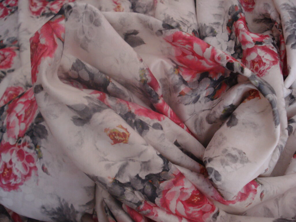 Tejido en algodón satinado estampado flores