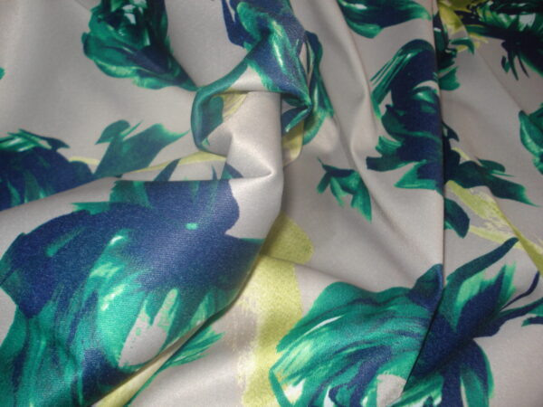1,65mts. Gabardina satinada estampada
