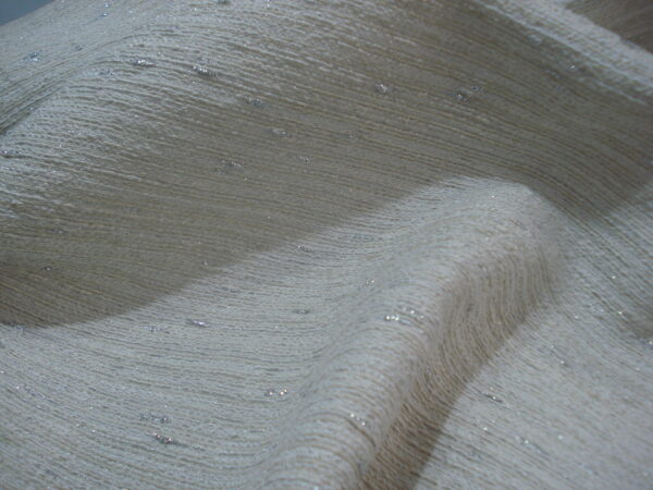 Tejido chanel en crudo c/hilo lúrex en plata, ancho 1.39mts.