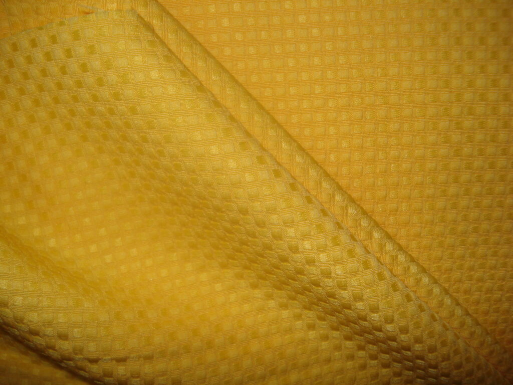 2,00mts. Tejido imitación piqué en poliéster c/amarillo, ancho 1.50mts.