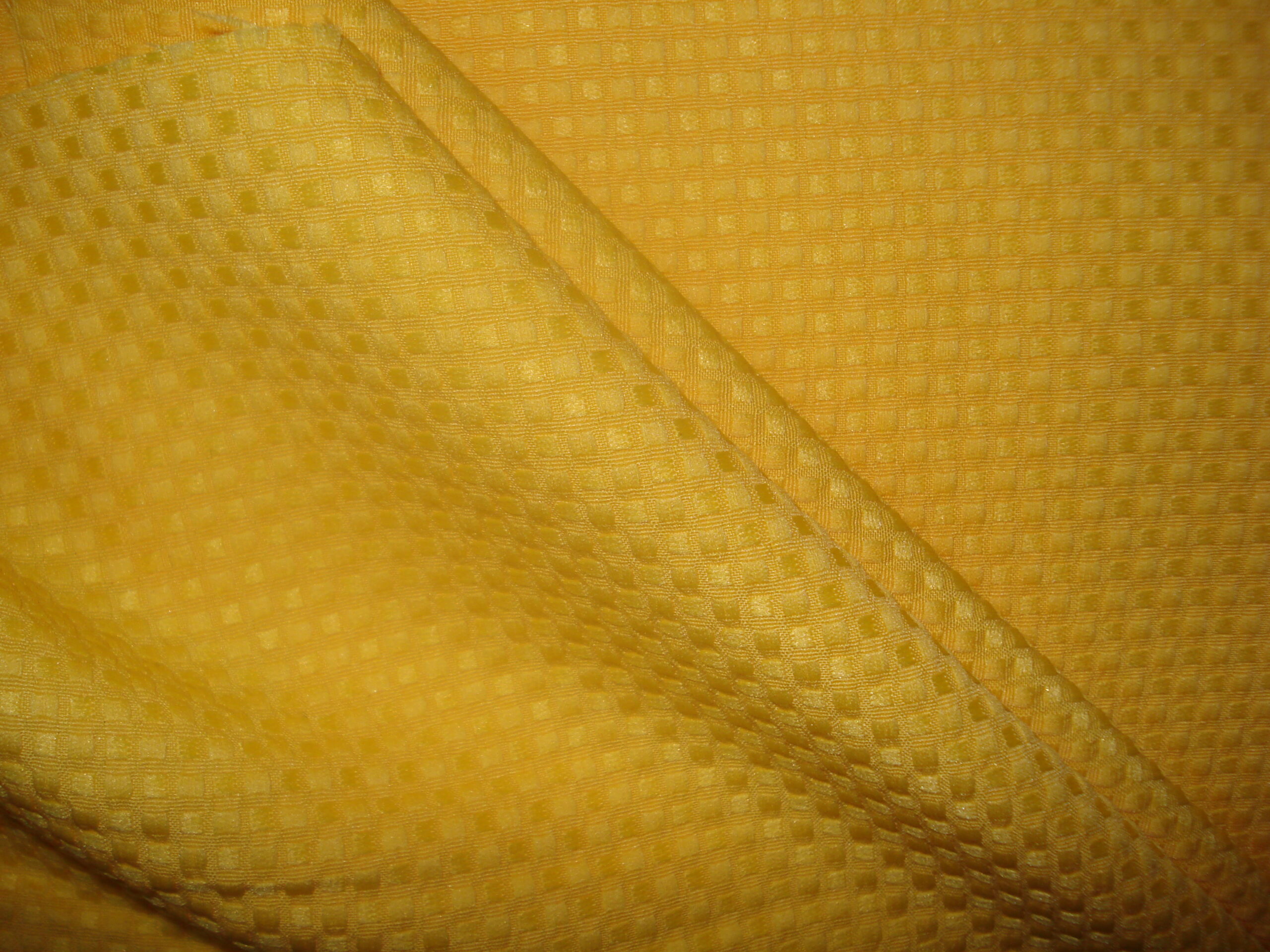 2,00mts. Tejido imitación piqué en poliéster c/amarillo, ancho 1.50mts.