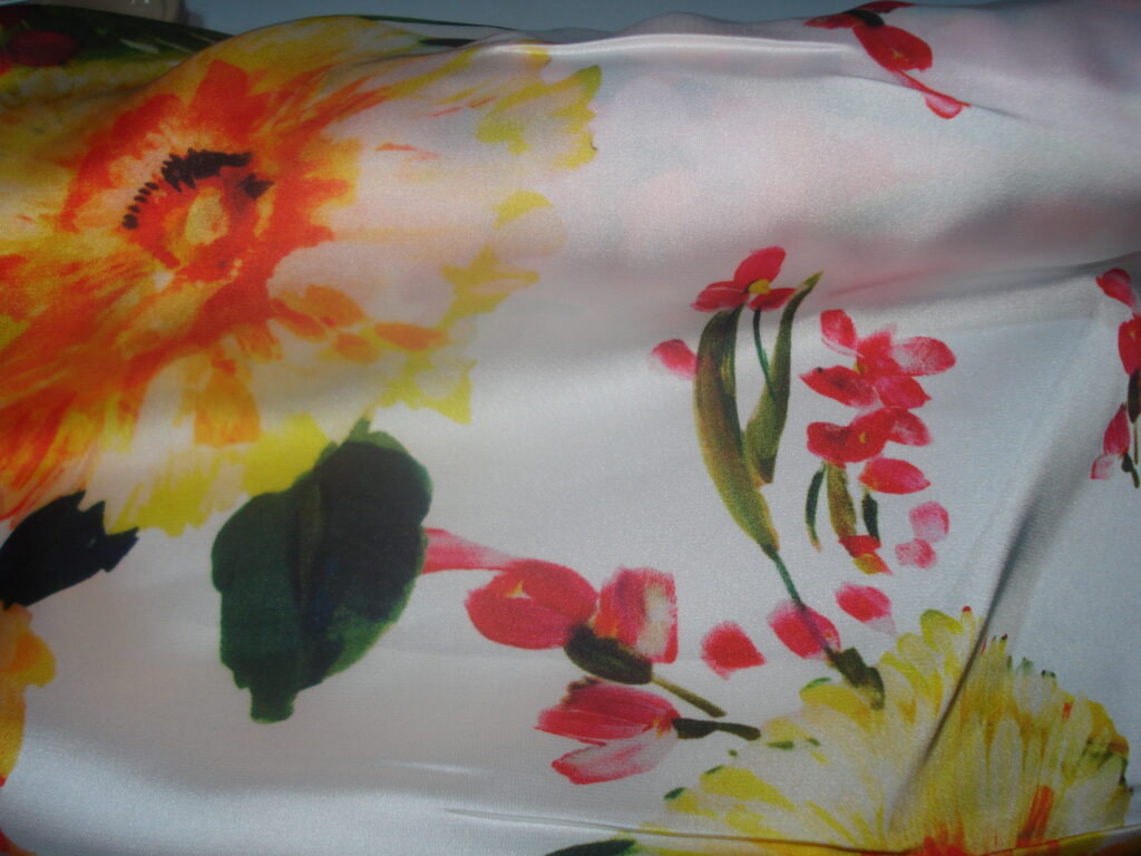 Tejido en viscosa f/blanco estampado flores