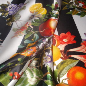 Tejido en raso raya blanca/negra "frutas"