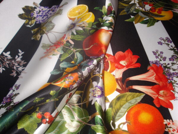 Tejido en raso raya blanca/negra "frutas"