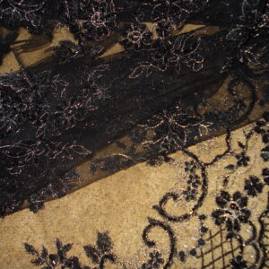 Tejido de encaje negro c/incrustaciones plata