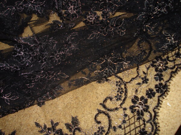 Tejido de encaje negro c/incrustaciones plata