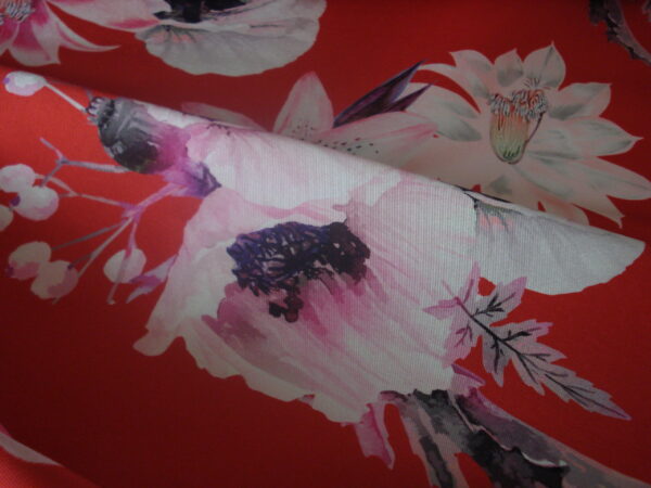 Mikado f/rojo estampado flores blancas