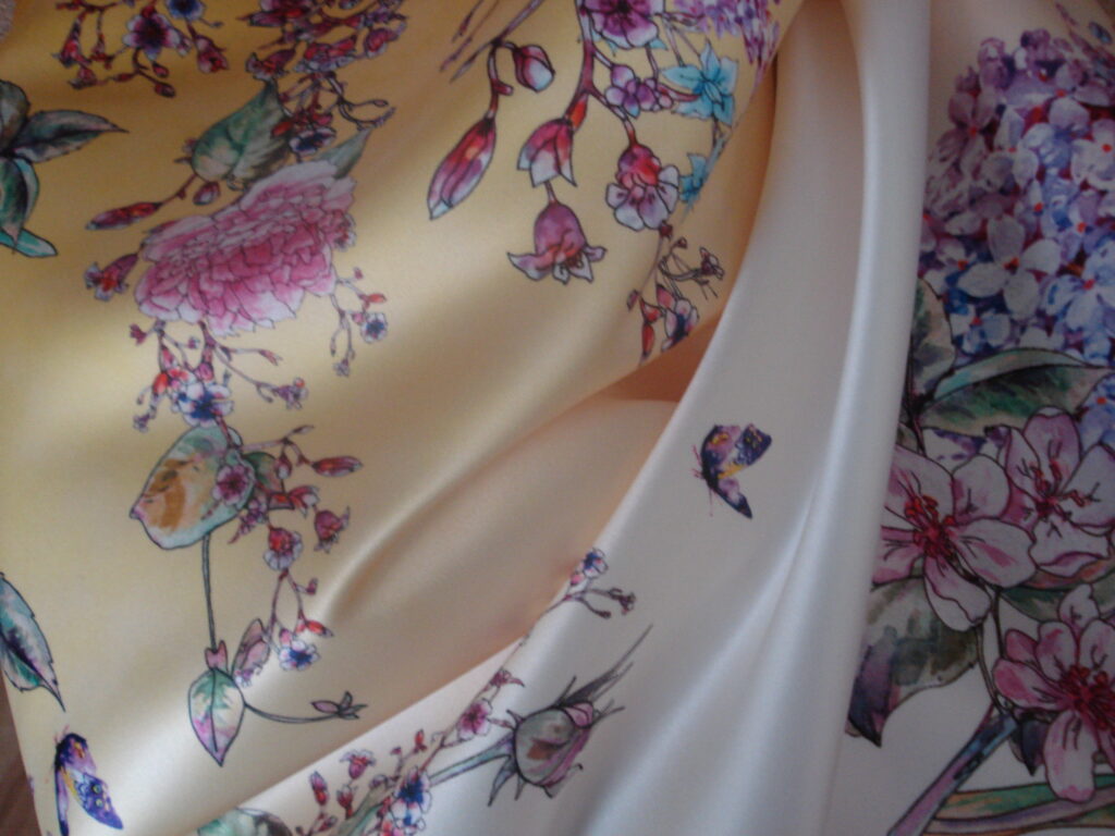 Raso f/blanco-amarillo en degradé c/estampado