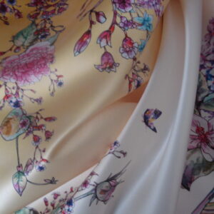 Raso f/blanco-amarillo en degradé c/estampado