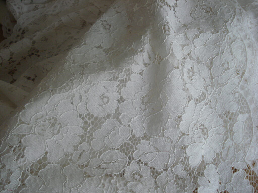 Encaje blanco c/relieve