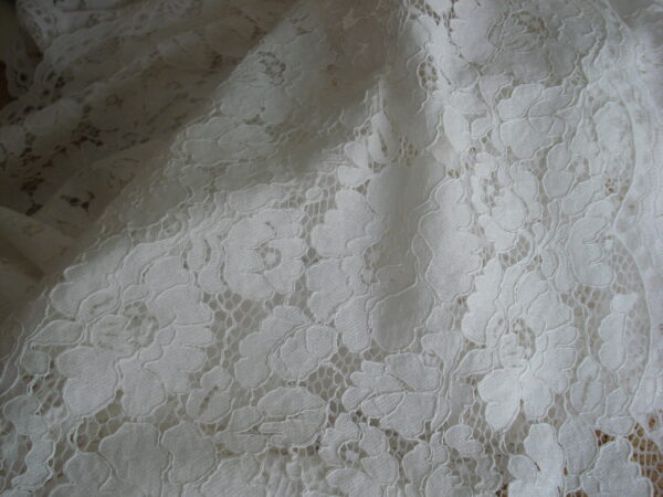 Encaje blanco c/relieve