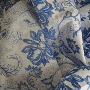 Batista bordada en azul