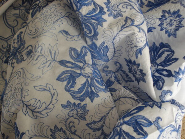 Batista bordada en azul