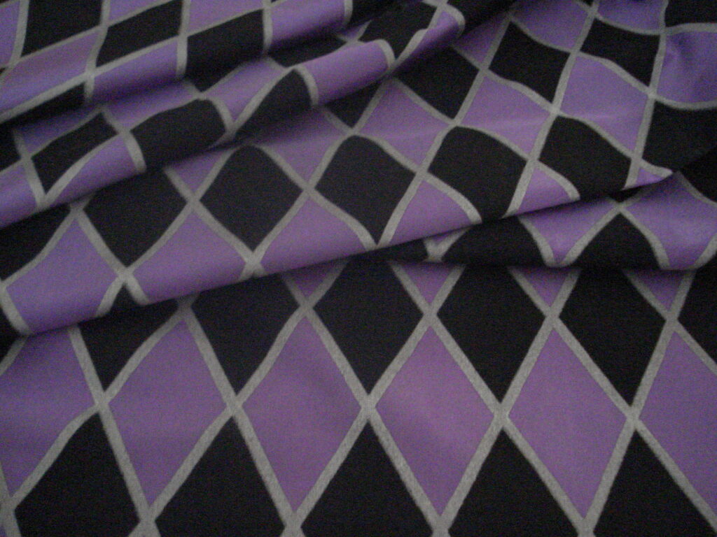 Tejido de rasete estampados rombos lilas/negro