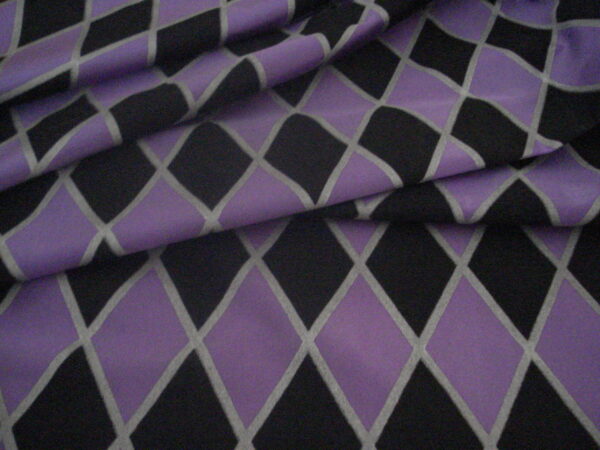 Tejido de rasete estampados rombos lilas/negro