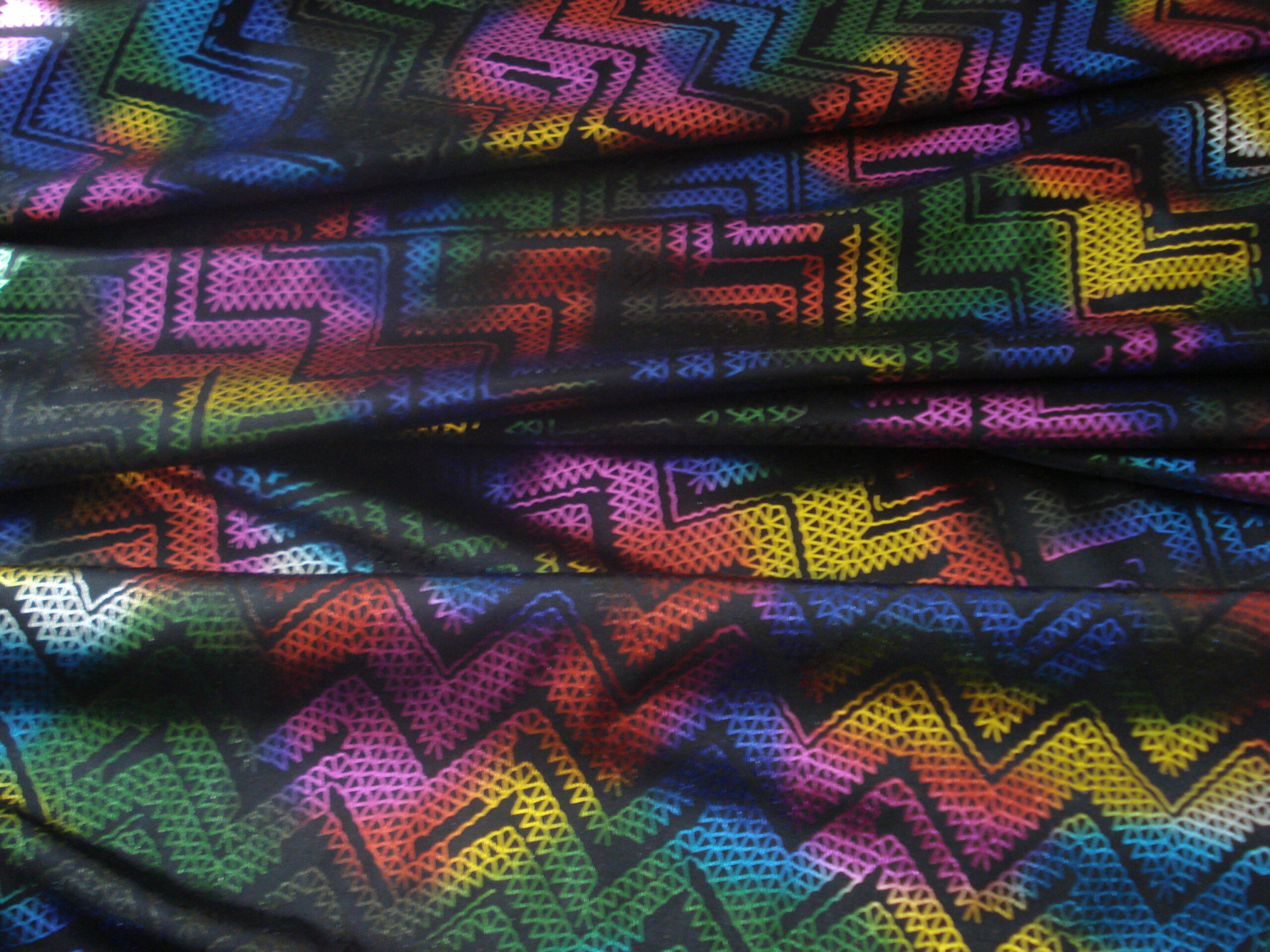 Tejido en licra f/negro estampado psicodélico