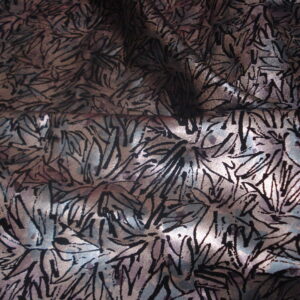 1,40mts. Gasa elástica f/negro estampado gris flores