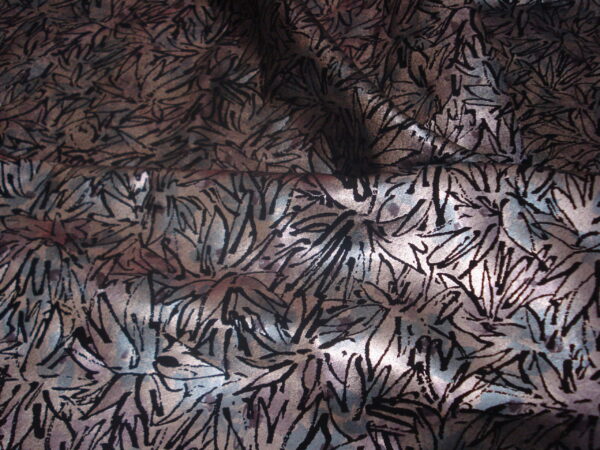 1,40mts. Gasa elástica f/negro estampado gris flores