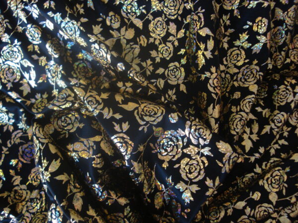 Gasa elástica f/negro estampado flores doradas