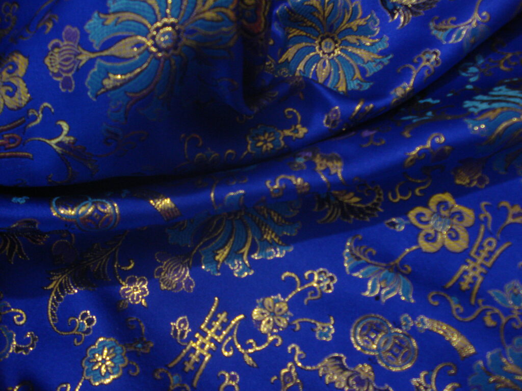 Tejido raso fondo azul eléctrico, estampado oriental
