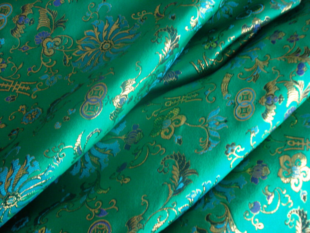 Tejido raso fondo verde hierba, estampado oriental