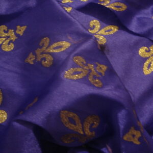 Tejido en rasete f/morado con estampado arabesco dorado purpurina