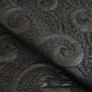 1,45mts. Tejido acolchado color negro c/dibujo bordado