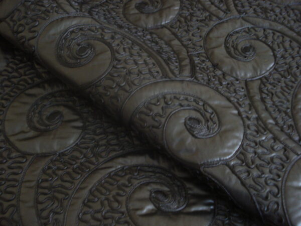 1,45mts. Tejido acolchado color negro c/dibujo bordado