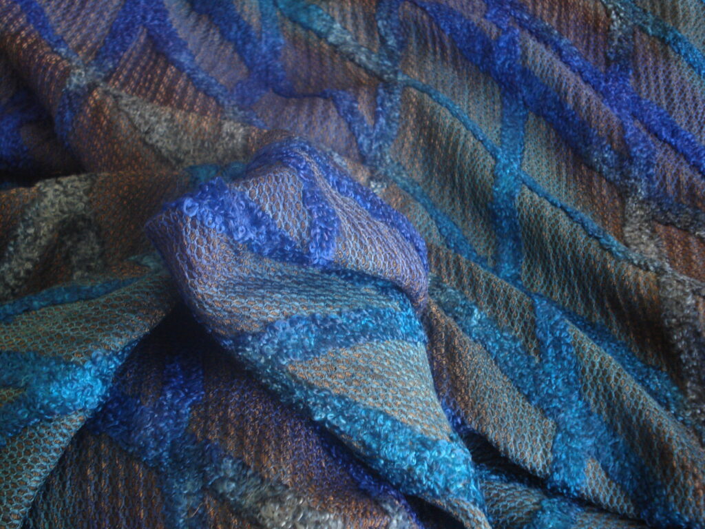 Tejido de rejilla con relieve en rizo c/ azules