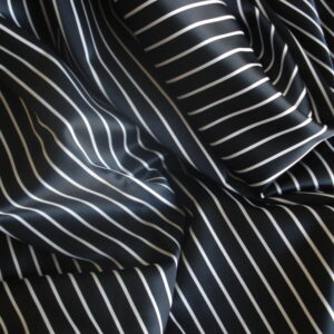 Tejido en viscosa de poliéster f/ negro, rayas blancas