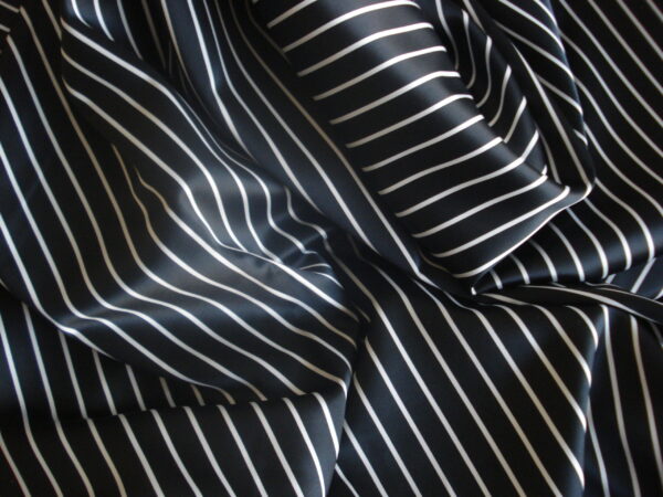 Tejido en viscosa de poliéster f/ negro, rayas blancas