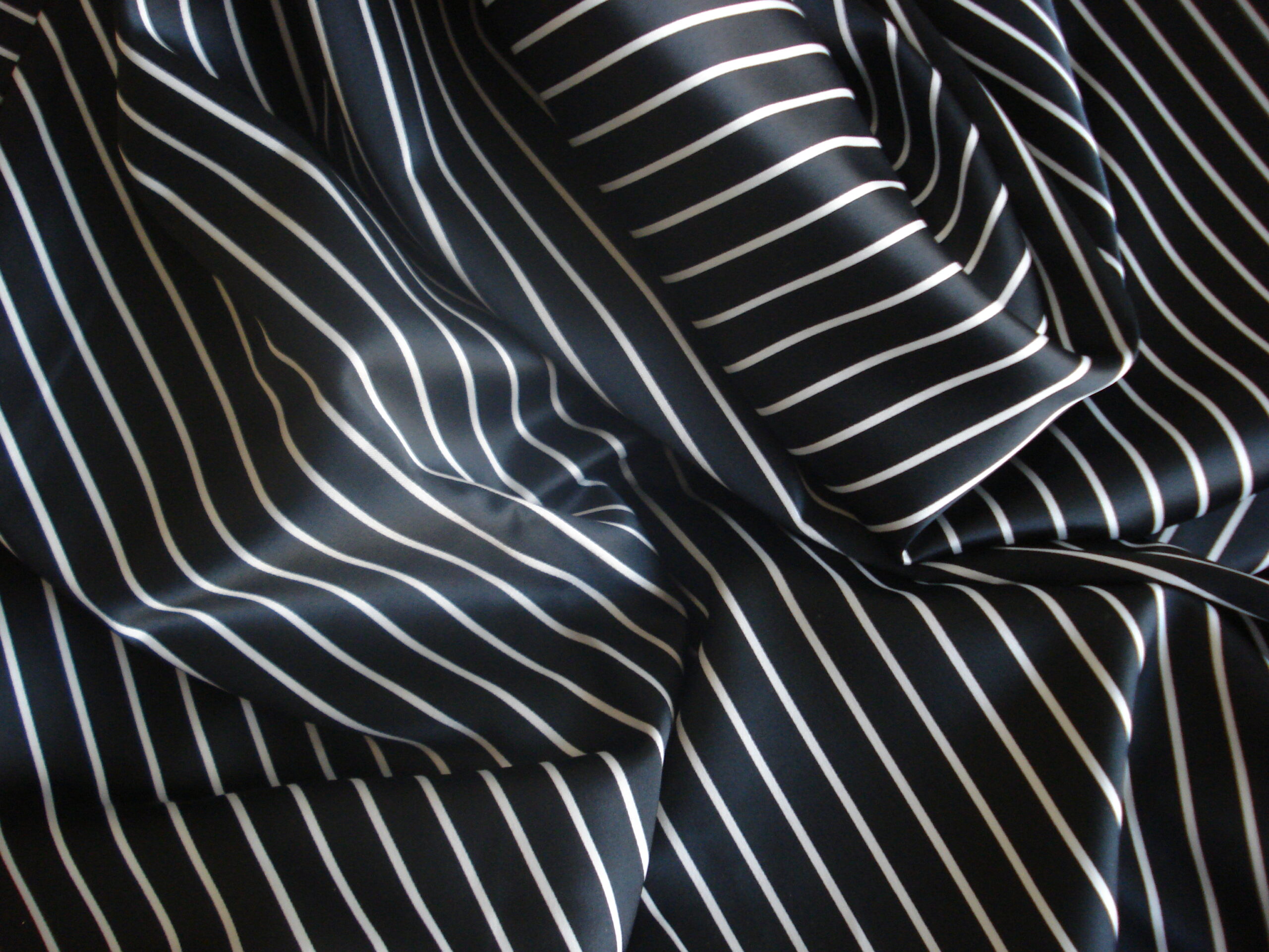 Tejido en viscosa de poliéster f/ negro, rayas blancas