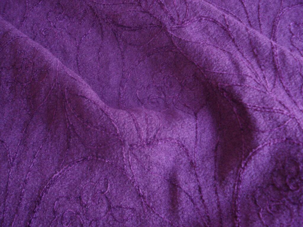 1,52mts. Baguilla en lana c/dibujo en relieve perfilado morado