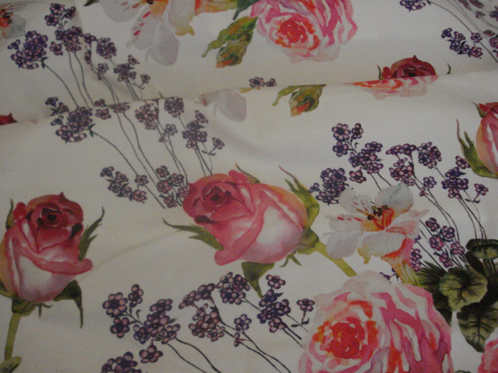 Tejido de gabardina en algodón con elastano estampado de flores