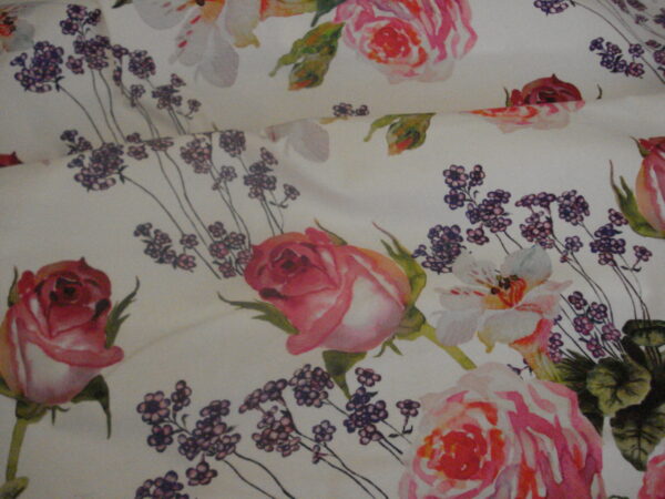 Tejido de gabardina en algodón con elastano estampado de flores