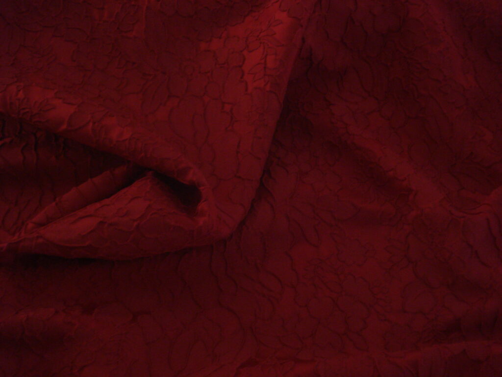 Tejido de fiesta 100% poliéster c/rojo brocado flores
