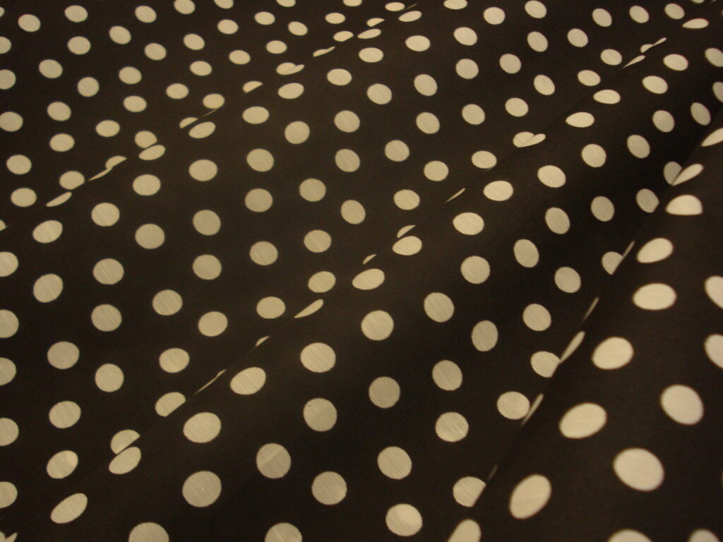 Popelín f/negro, lunar blanco ancho 0.80cms.