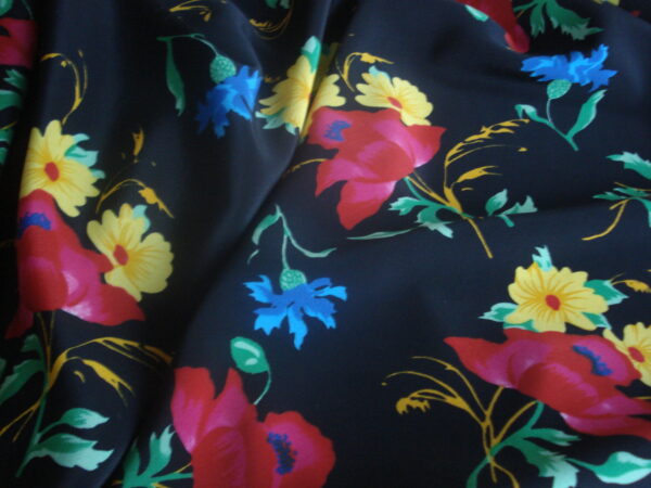 Viscosa en poliéster f/negro flores ancho 1.48mts