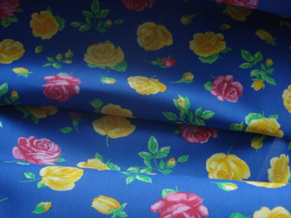 Popelín f/azulón c/flores amarillas ancho 1.60mts.