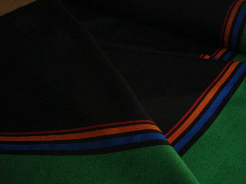 Sarga fina negro c/franja bajo verde (naranja, azulón)