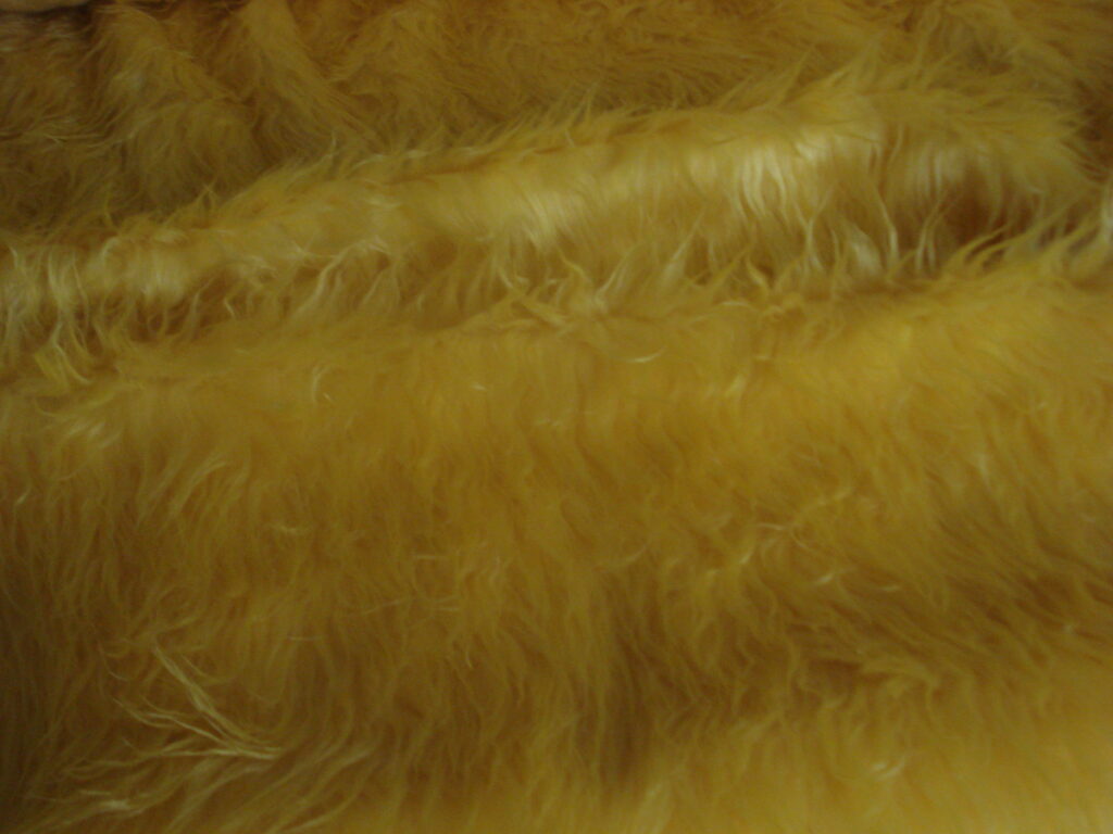 Pelo largo (dacha) amarillo, ancho 1.60mts.