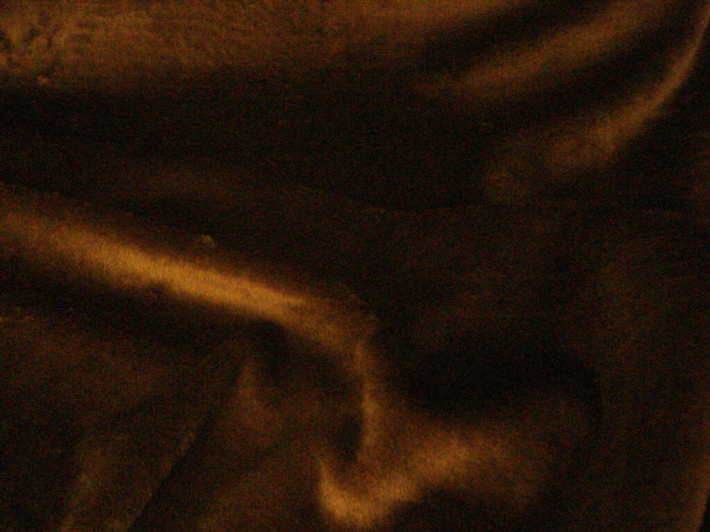 Pelo corto marrón chocolate, ancho 1.60mts.