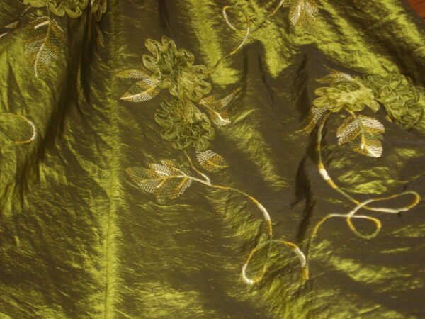 Raso efecto"arrugado" c/verde botella, ancho 1.50mts.