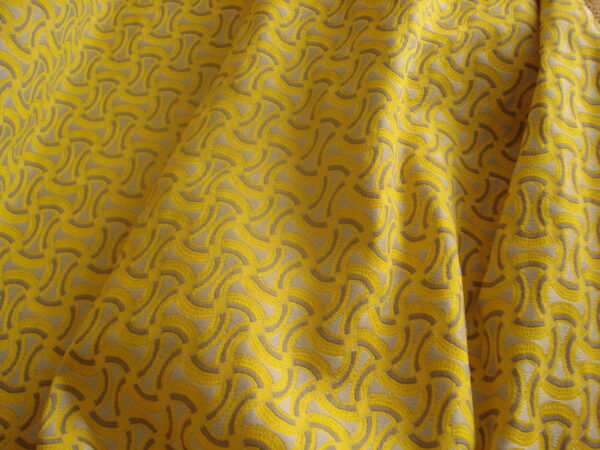 Tejido tipo tapicería f/gris claro dibujo amarillo mostaza, ancho 1.50mts.