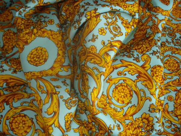 Tejido en crepe fondo azul, estampado dorado