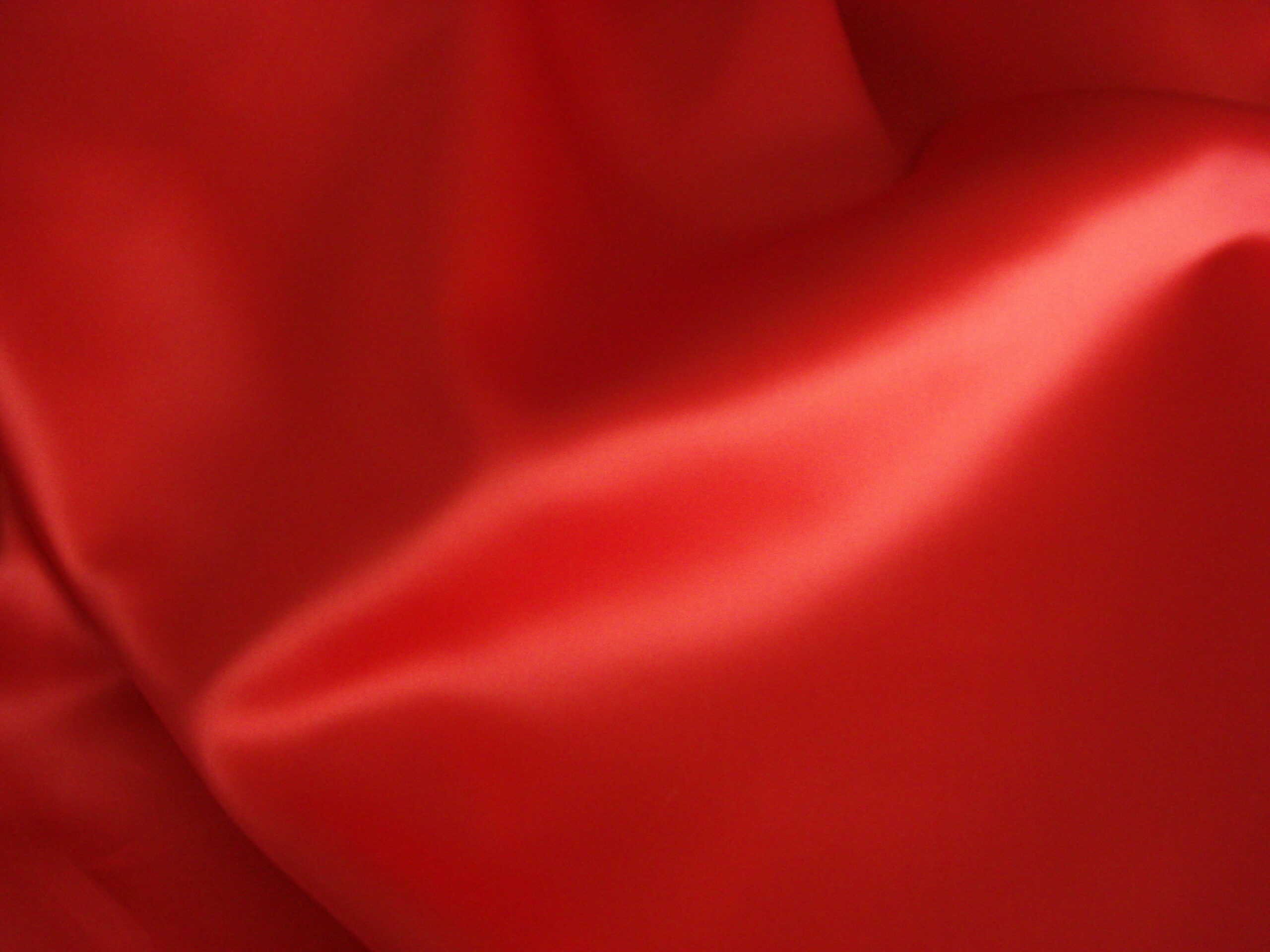 Tejido en raso de fiesta c/rojo, ancho 1.50mts.