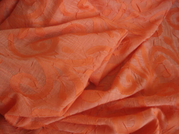 1,85mts. Tejido en voile efecto arrugado naranja c/dibujo ancho 1.40mts.