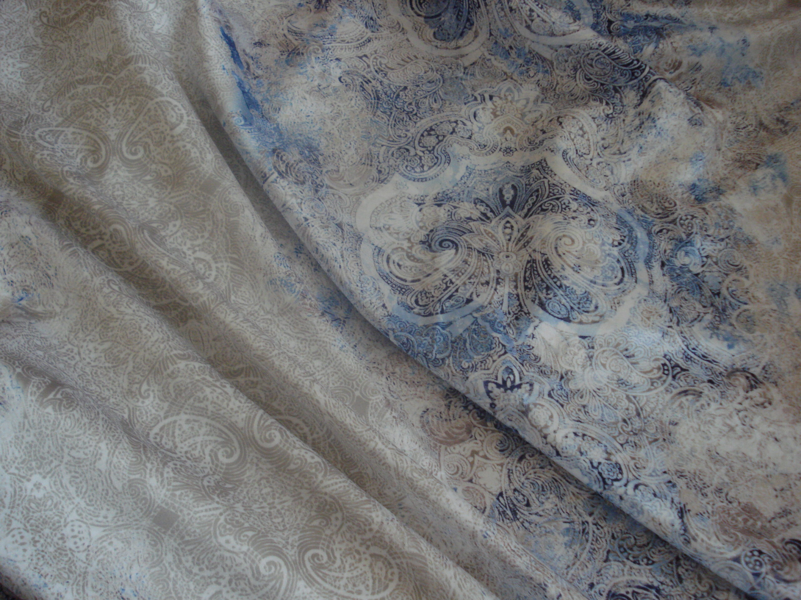 Tejido satinado en poliéster c/elastán dibujos grecas