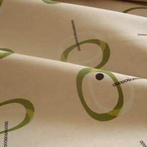 1,10mts. Tejido de loneta en algodón f/beige círculos verdes ancho 2.86mts.