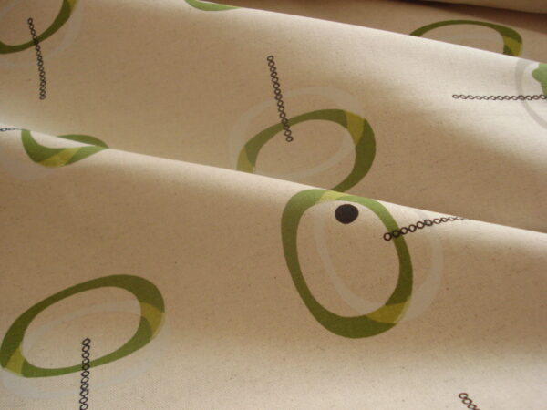 1,10mts. Tejido de loneta en algodón f/beige círculos verdes ancho 2.86mts.